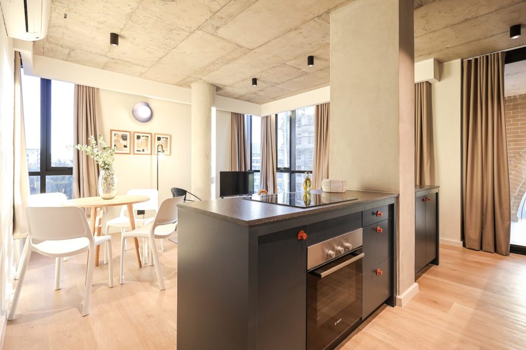 03bed18c-d957-409a-8a3e-36af35cf9fc6-1