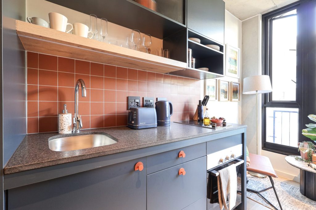 1f245113-807f-40e6-9c0b-aee3ff55d141-1