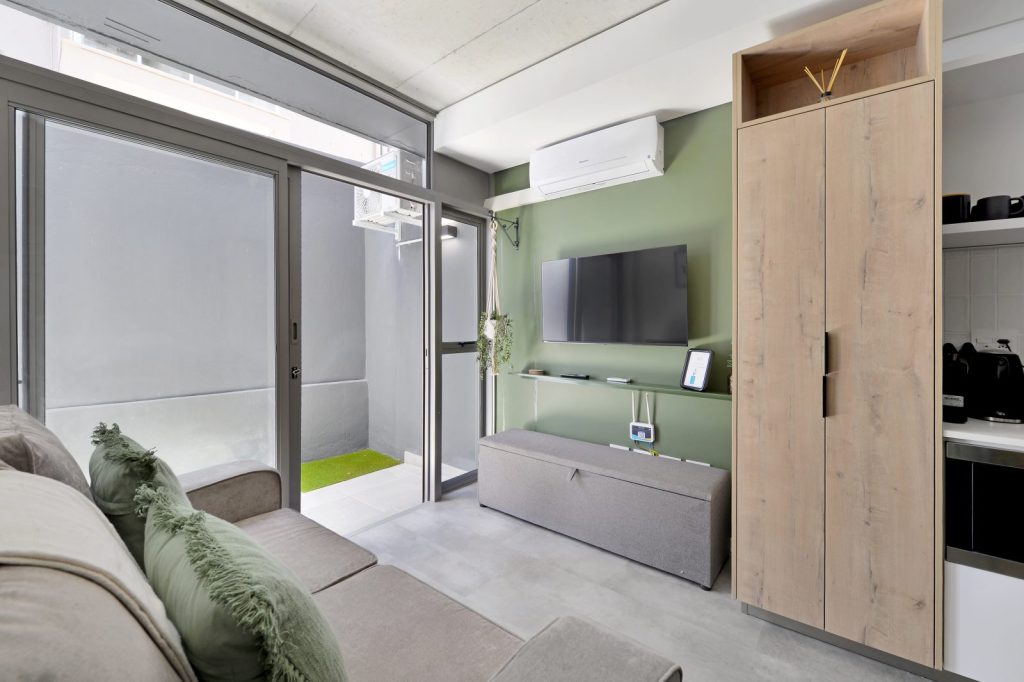 2016c6be-46d3-4902-a0ac-1b8de13ad1b5-1