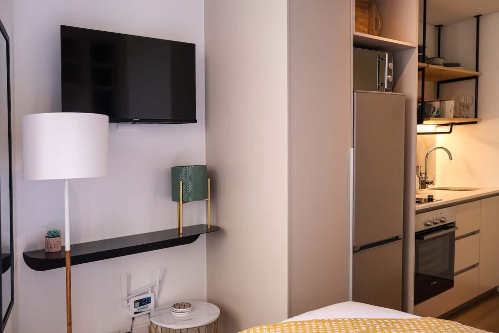 205afb26-19a4-45fc-b277-35e5b4d33e8c-1