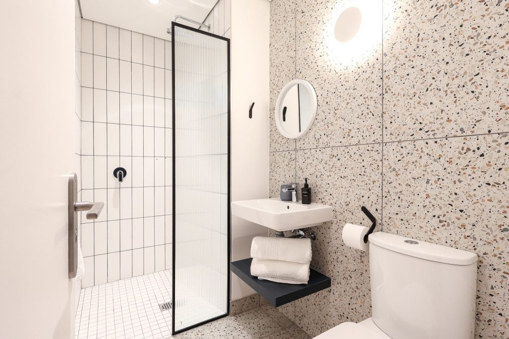 5d1cb7b1-abdb-4aad-905e-c263907b2d17-1