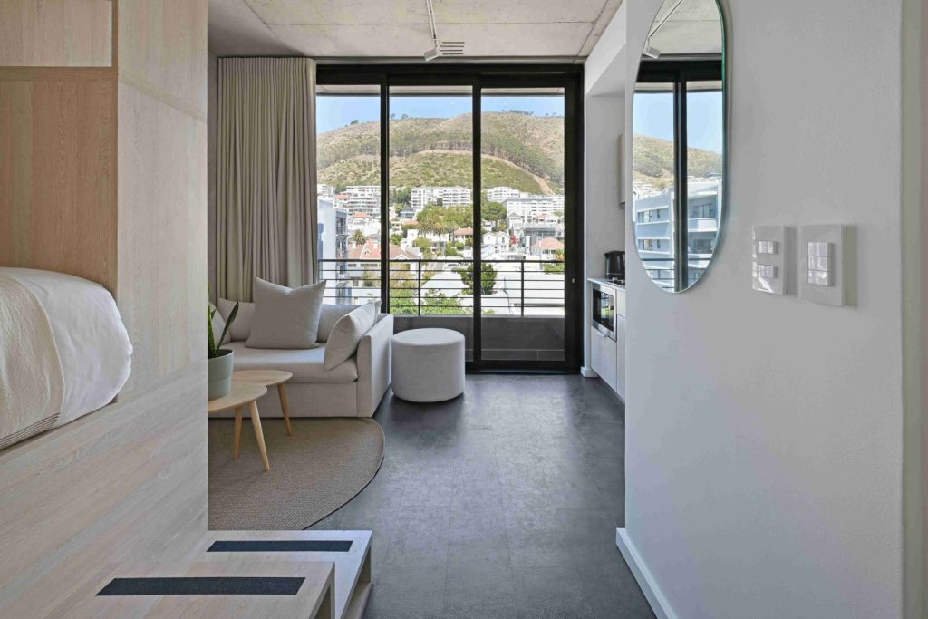 6204a6ab-42fa-47de-bc9b-cf84cb617fd1-1