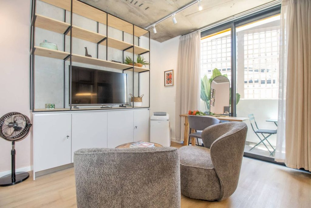 6a3ea3a8-6da9-44a5-81f1-34ee514470d3-1