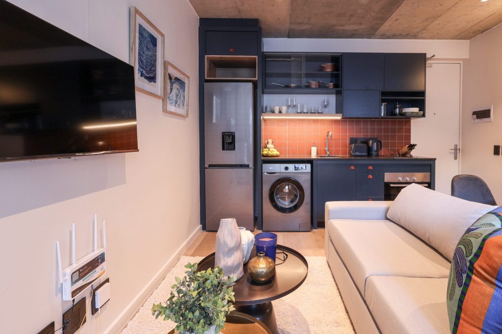 6ce59c57-1792-4e45-bae2-aa6c33b3316c-1