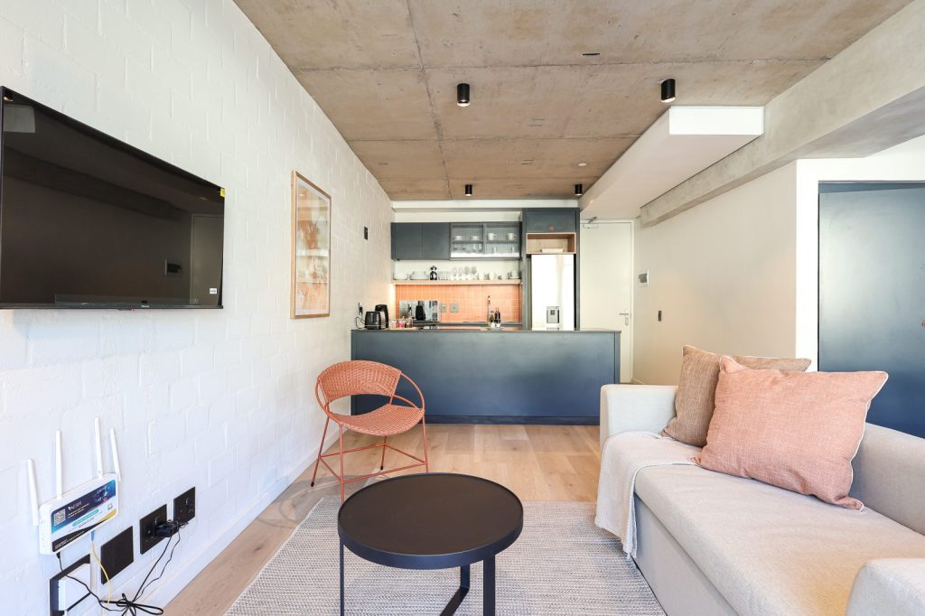 a8d2d270-4d4f-48e1-81c4-d98301c1516c-1