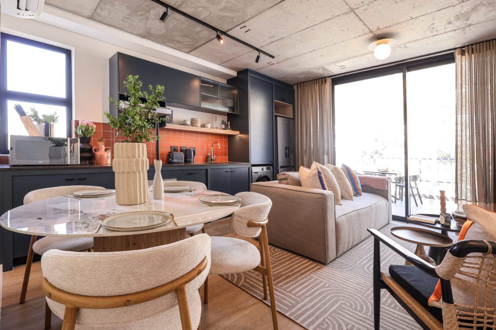 ae1743d1-ffd6-4e9c-8502-efa2c3a1af80-1