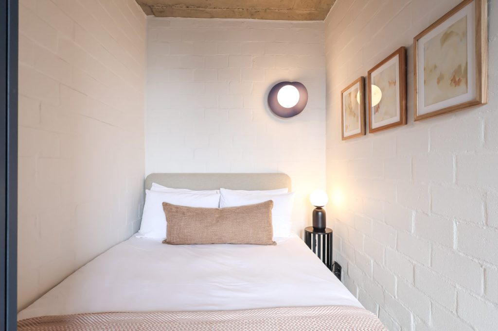 aee7dafa-86c4-4479-85b8-c7aff799b68c-1