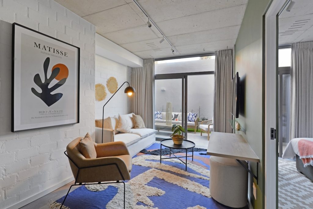 b6faf9ff-b7b1-4691-8edc-65863b6b3424-1