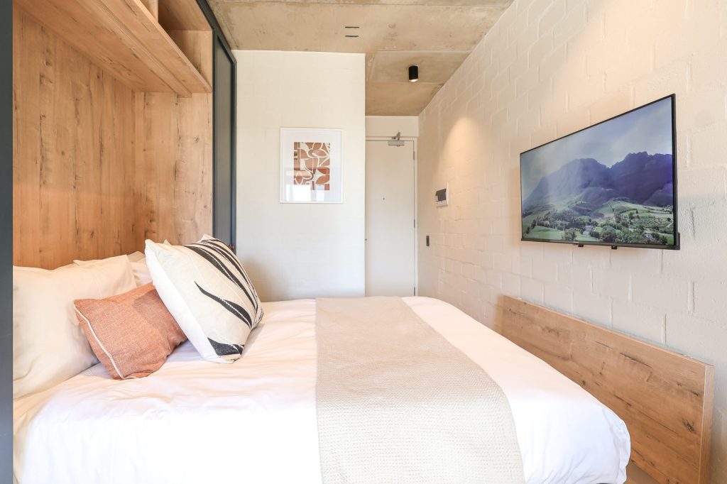 bdc90711-b9c3-48c8-944c-7c1348b8b09a-1