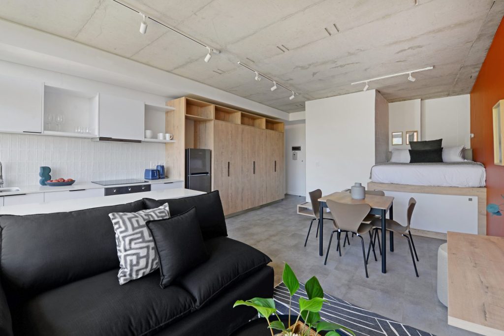 c0eb22f3-0631-4a51-8642-633353ad8c0c-1