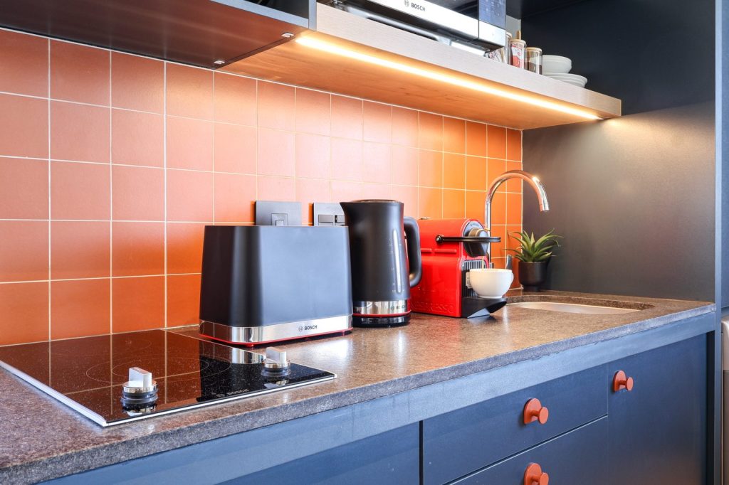 c5ae76e9-f73d-4b17-a51c-e0b8ec64bf03-1