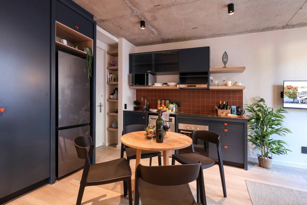 e08df02a-264c-4118-a5d1-65a0007fb3d1-1