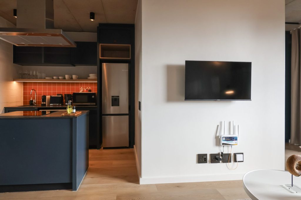 e1b670b9-855b-4e10-a6a4-39deffcb2aa6-1