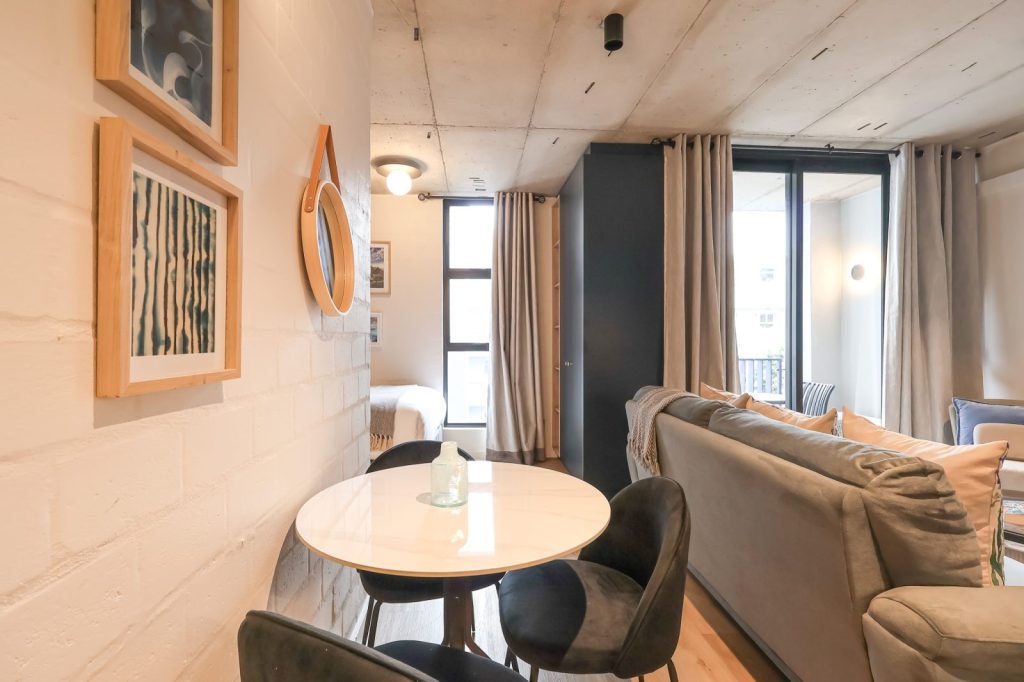 e36ce1bc-2feb-4ad8-b688-e9df97f6169b-1