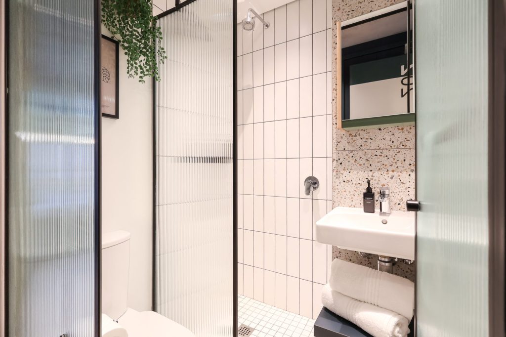 e44e2be2-35ed-437e-b3c1-cb30e8f0fb5c-1