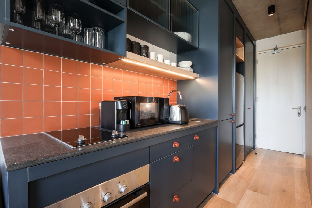 e71518c8-6c96-4329-b50d-25ec5328e470-1