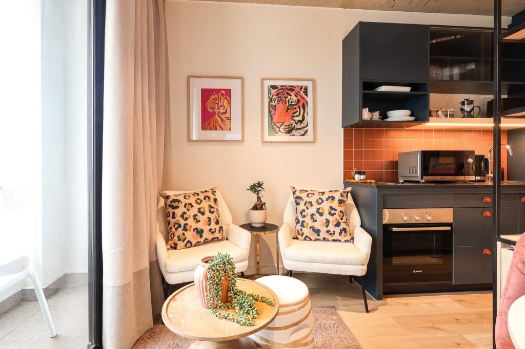 e9a1d248-2199-4048-aad8-393cfa4a2b69-1