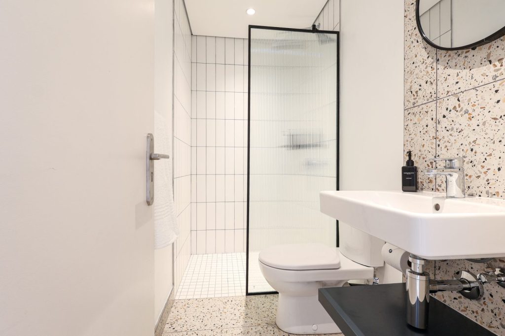 eef17d17-d301-48fc-b9d4-6868480d6e45-1