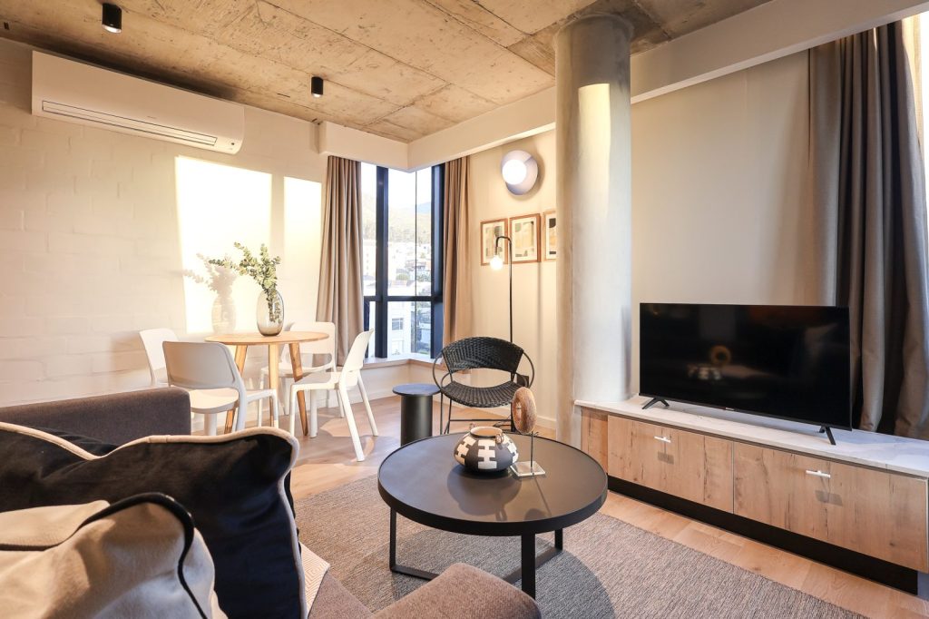 f7c1e472-256c-453a-b936-bfd50876ebeb-1