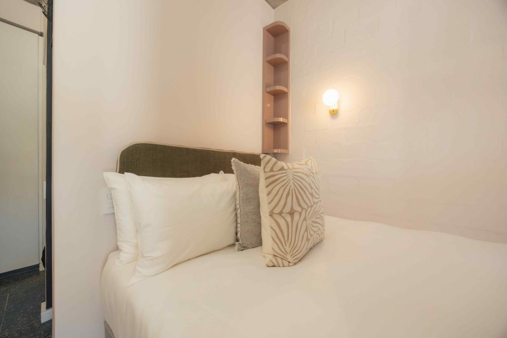 64c780e8-ca4f-4faa-a02c-e3ffae504bf6-1